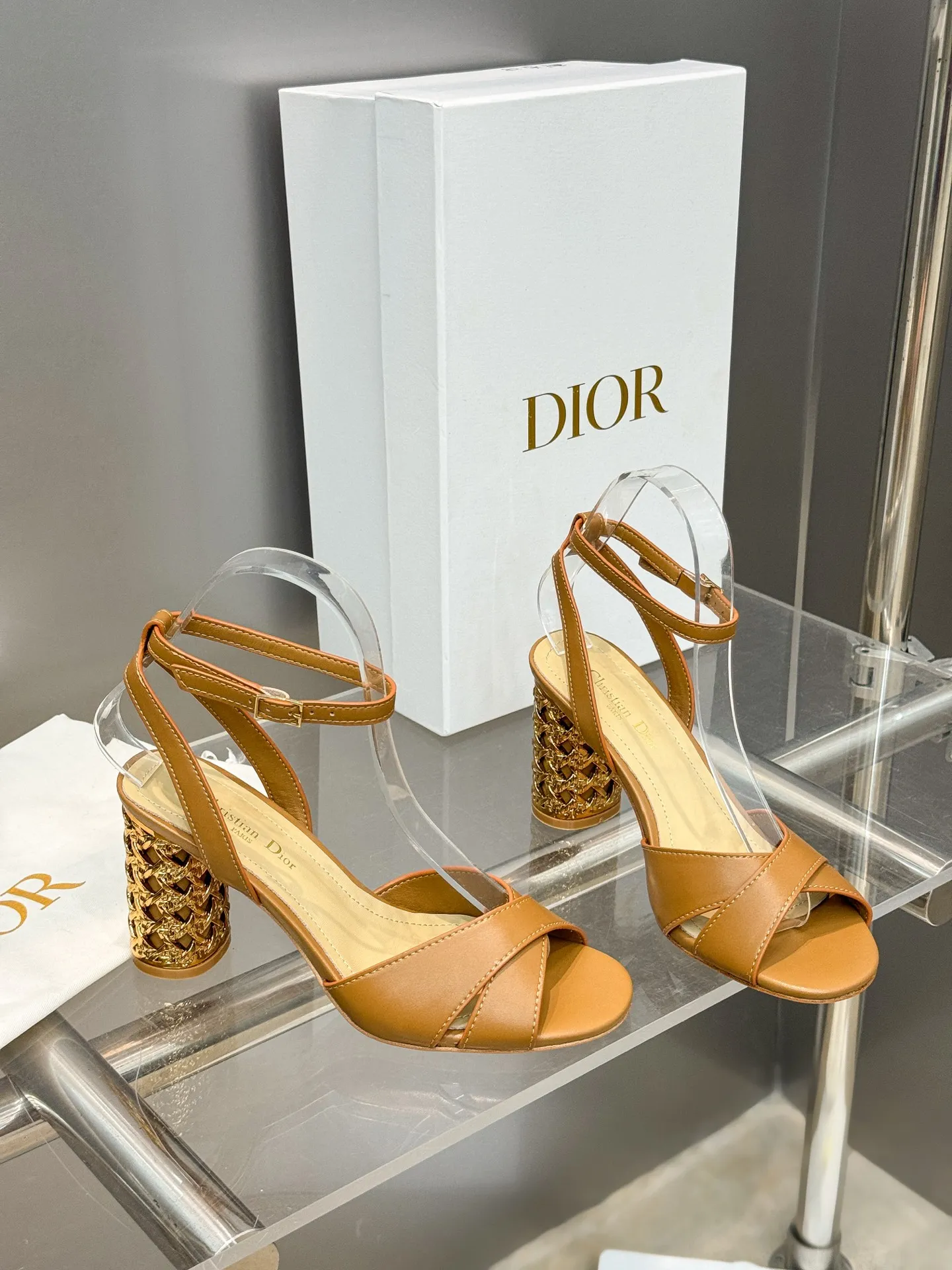 👟👟Ex-factory price 560👟👟 Dior 2024 autumn and winter new Icon series cylindrical heel ankle strap women's shoes CD star same style high-heeled round toe cross strap color matching sandals Material: imported full-grain calfskin upper + water-dyed sheepskin lining feet + Italian genuine leather outsole Heel height: 8.5CM Size: 35-42 Standard code (40.41.42. Customized, non-refundable)